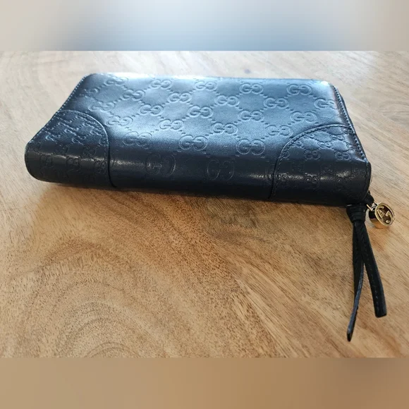 EUC GUCCI Guccissima Black Embossed Zip Wallet